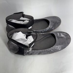 Tsubo Gylda snake print leather ankle strap shoes women 7 US